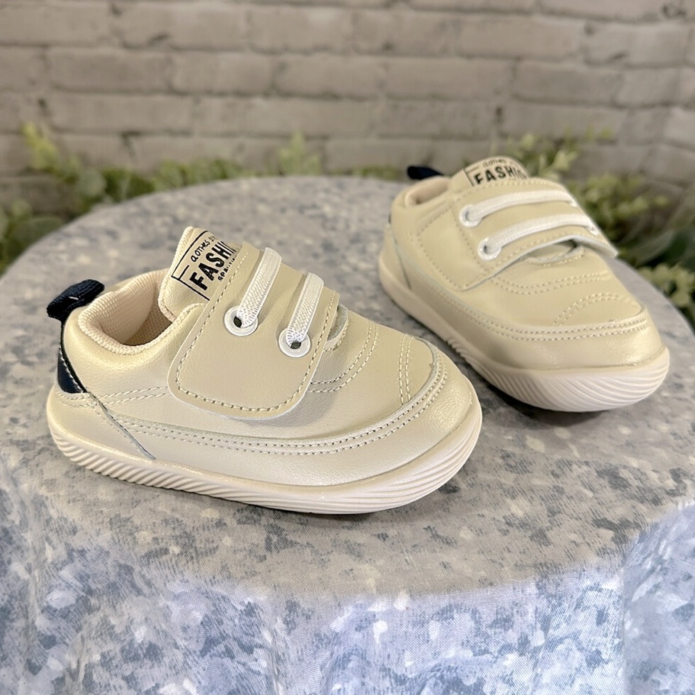 KAQ Brand - Cream & Navy Soft Vinyl Comfort Sneakers Prewalkers Boys 4W💙NWOT